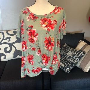 Sweet Pea floral top with front knot. Very comfy and cute size 1XL